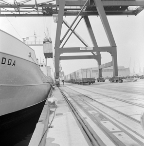 859249 Afbeelding van de overslag van containers van rederij Sea-Land in de Beatrixhaven te Rotterdam.